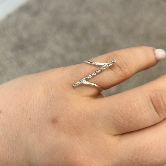 Woman’s small ring - Picture 1 of 2